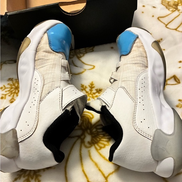 Jordan Other - Kids EUC Jordan 11 CMFT Low PS White UNC Blue / Black Tennis Shoes